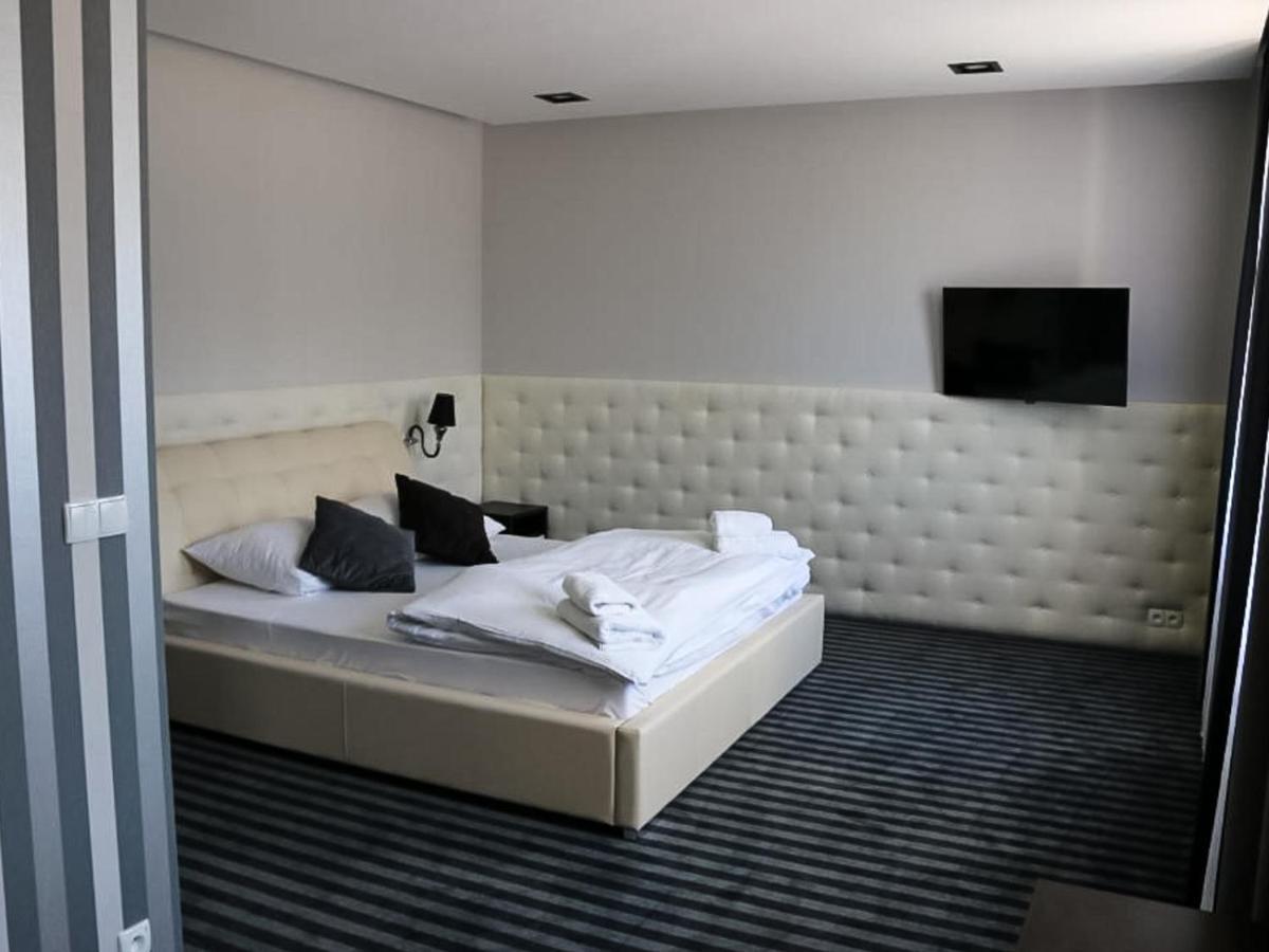 Bed and Breakfast Bialy Dwor Rychwal Экстерьер фото